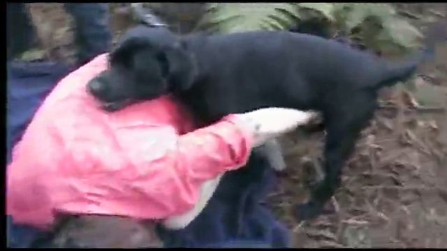 Трах женщины животным на поводке в лесу