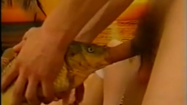 Парень дал рыбе сосать в рот свой хуй. Зоофилия скачать